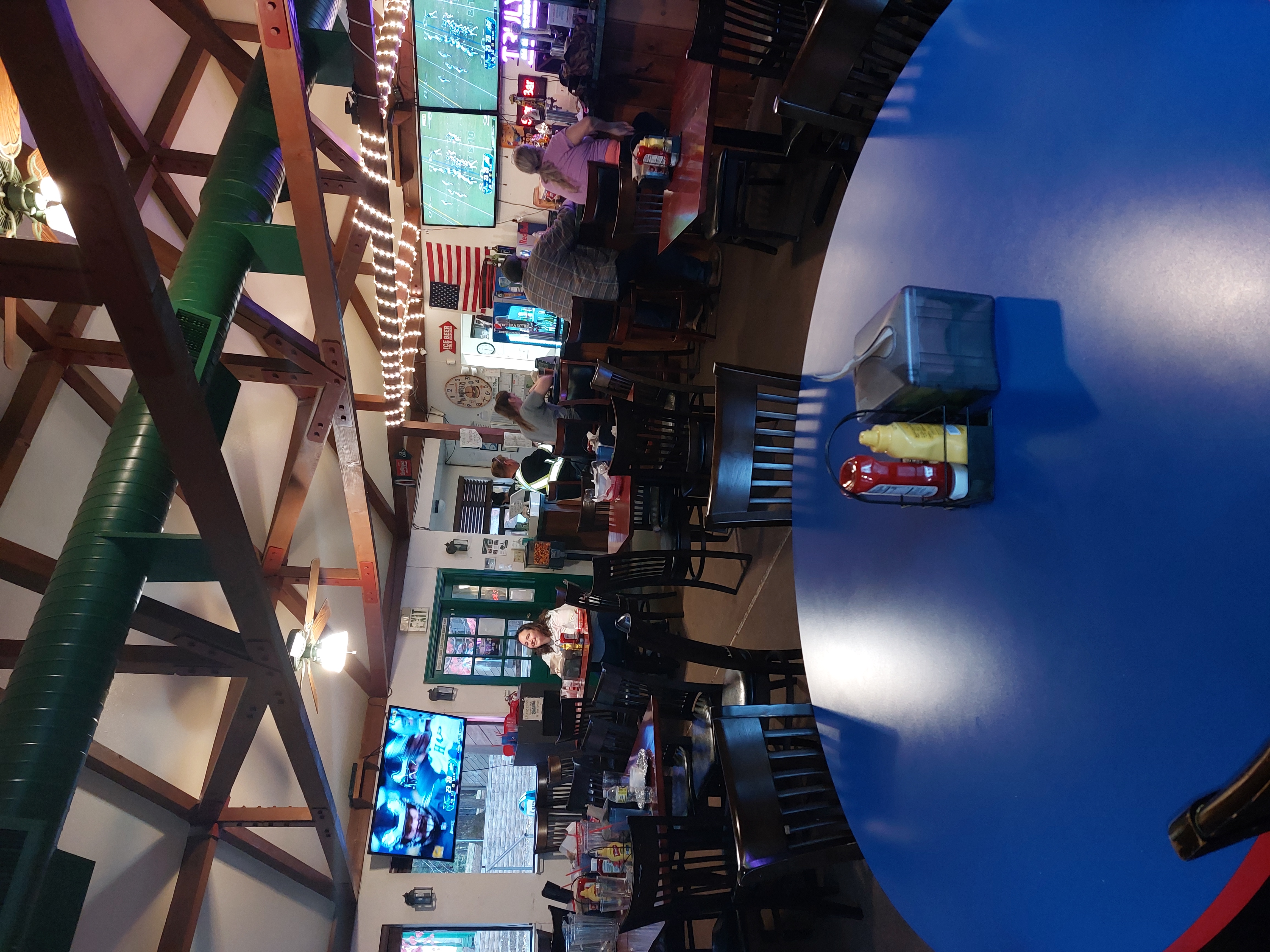 Dining room at Izzy's Bar & Grill in Magalia